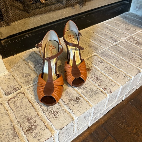 Heels - Picture 4 of 7